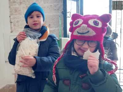 Ed ecco che subito sentiamo i passi svelti dei bambini che corrono a mettersi in fila all�ingresso. Tra i primi ad arrivare ci sono i fratellini Diego e Viola di 7 e 5 anni...